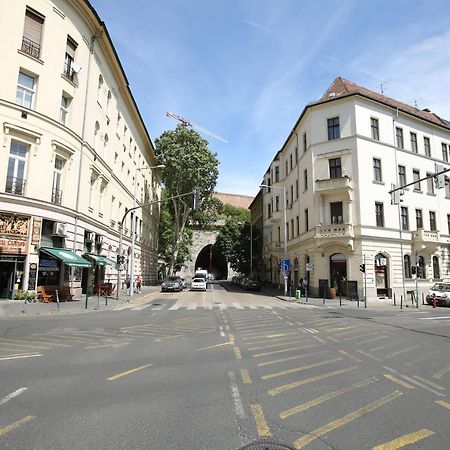 Castle Courtyard Hideaway Apartment Budapest Bagian luar foto