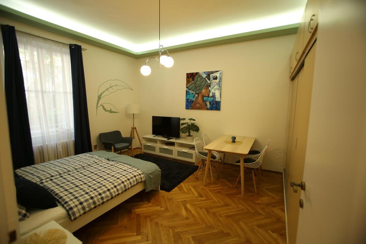 Castle Courtyard Hideaway Apartment Budapest Bagian luar foto