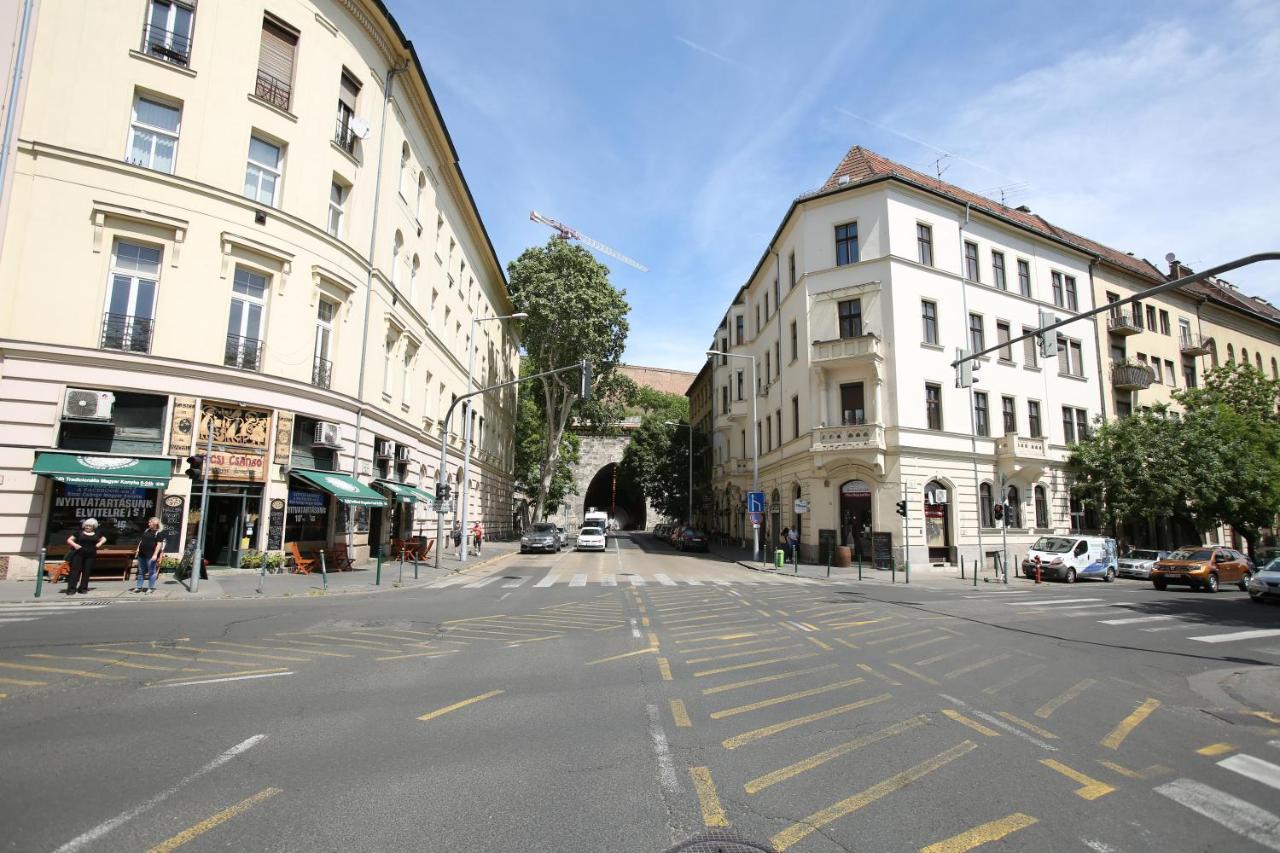 Castle Courtyard Hideaway Apartment Budapest Bagian luar foto