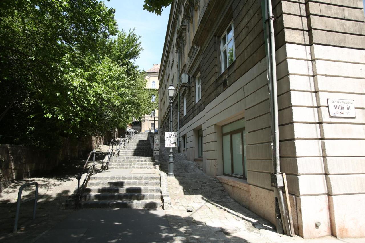 Castle Courtyard Hideaway Apartment Budapest Bagian luar foto